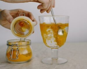 Leia mais sobre o artigo O que o CHÁ DE CÚRCUMA pode fazer pela sua SAÚDE MENTAL?