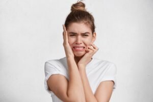 Leia mais sobre o artigo Dor de Dente Latejante: O Que Fazer e Quando Procurar um Dentista