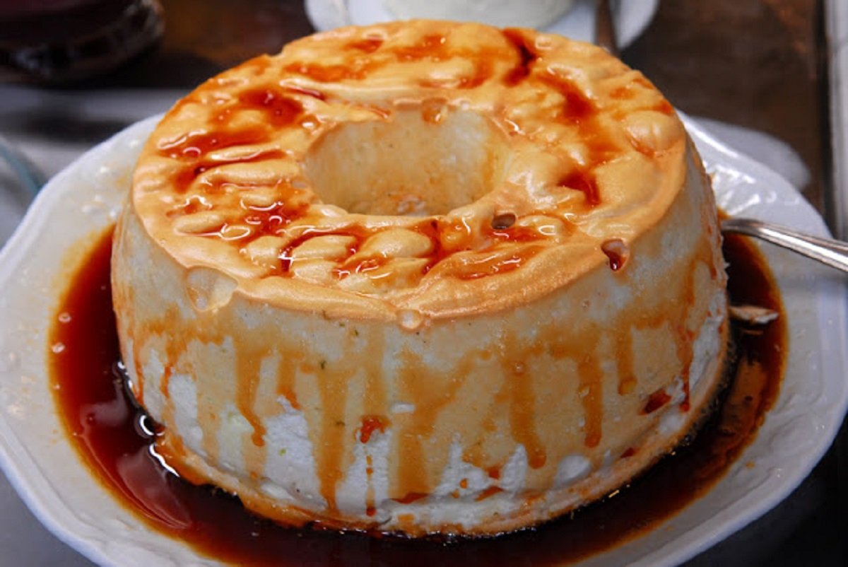 Leia mais sobre o artigo Pudim de Claras com Calda de Caramelo: Leveza e Sabor