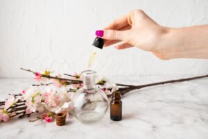 Leia mais sobre o artigo Como Fazer Perfumes Caseiros com Óleos Essenciais: Receitas e Dicas