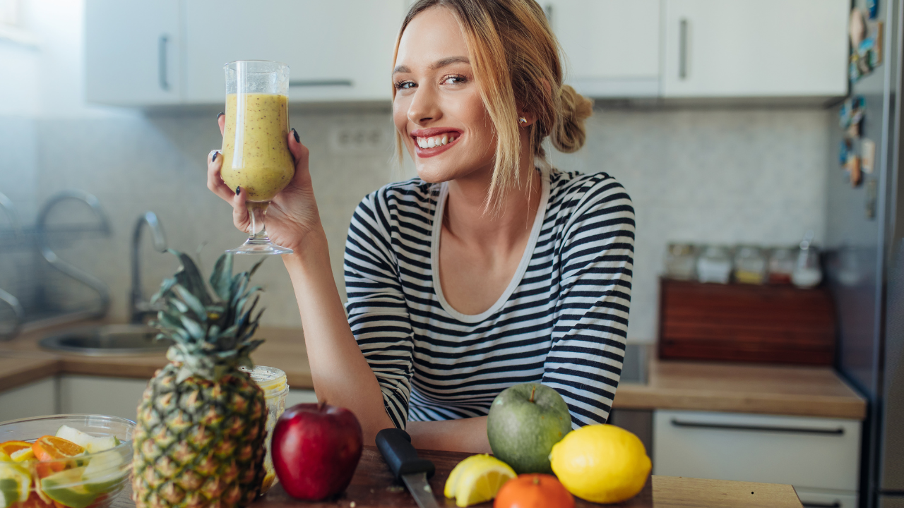 Leia mais sobre o artigo Smoothies detox: Desintoxique-se com frutas, verduras e plantas medicinais